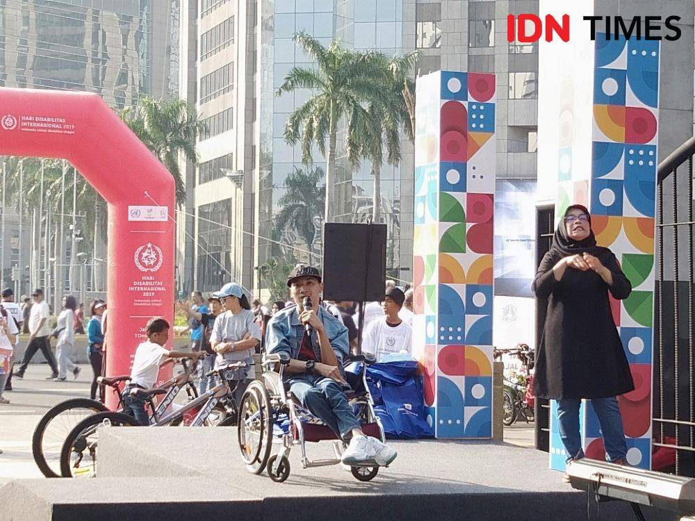 Dani Aditya saat melakukan stand up comedy dalam rangkaian acara Hari Disabilitas Internasional di FX Sudirman, Jakarta, Minggu (1/12).