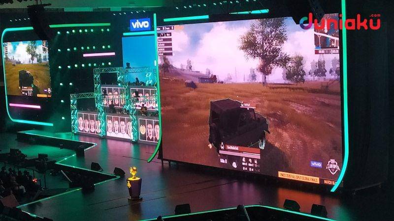 Piala sudah diperlihatkan. duniaku.com/Dimas Ramadhan