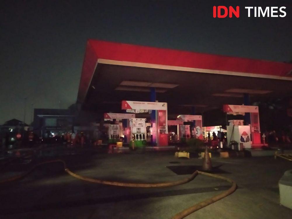 [BREAKING] SPBU MT Haryono Kebakaran, Toyota Altis Hangus