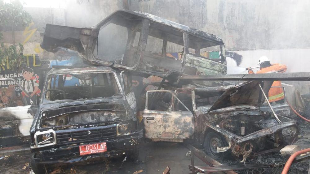 Kondisi mobil praktikum di SMKN 2 Surabaya yang dilalap api, Minggu (1/12). Dok. Dinas Pemadam Kebakaran Kota Surabaya