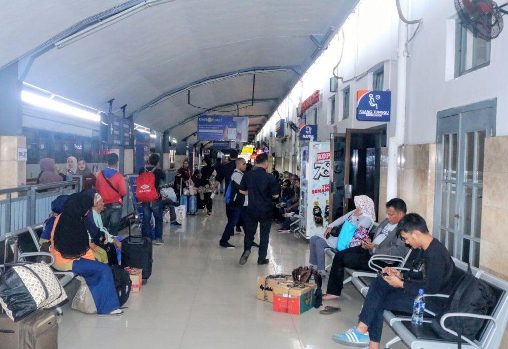 Sejumlah penumpang sedang menunggu jadwal keberangkatan kereta di Stasiun Kota Malang. IDN Times/ Alfi Ramadana