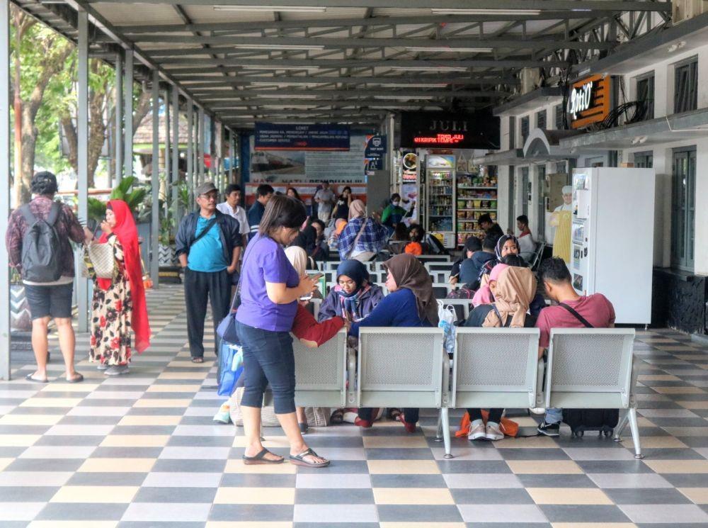 Para penunpang sedang menunggu jadwal keberangkatan di Stasiun Kota Malang, Senin (2/12/2019). IDN Times/ Alfi Ramadana