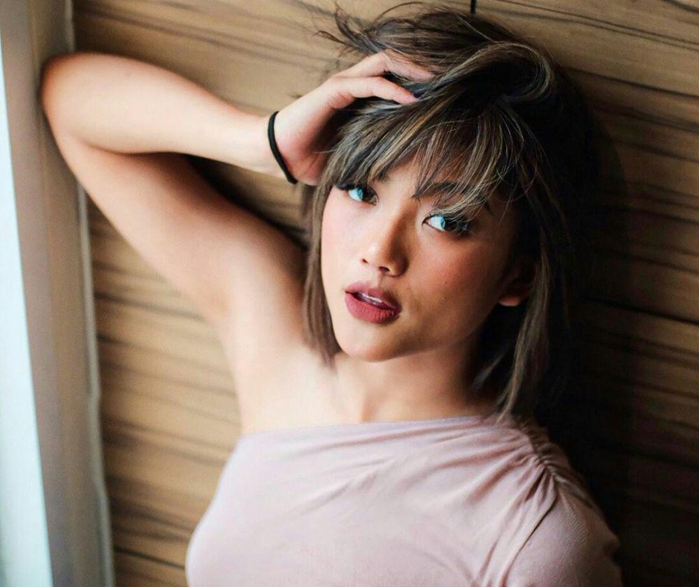 11 Potret Gaya Dewasa Marion Jola, Masih 19 Tahun Lho!