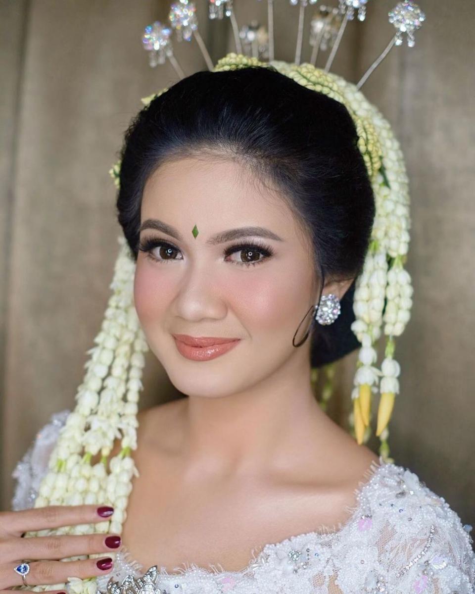 10 Riasan Pengantin Adat ala Allyssa Hawadi, Terkesan Natural & Simpel