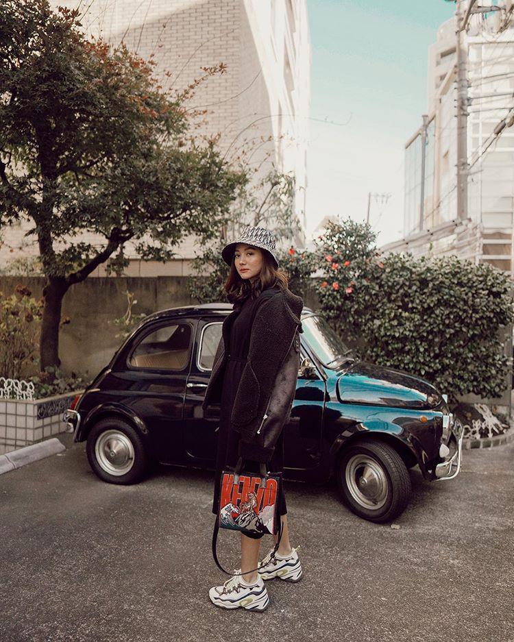 10 Inspirasi Skirt OOTD ala Jasmine Nadiko, Keren Buat si Tubuh Mungil