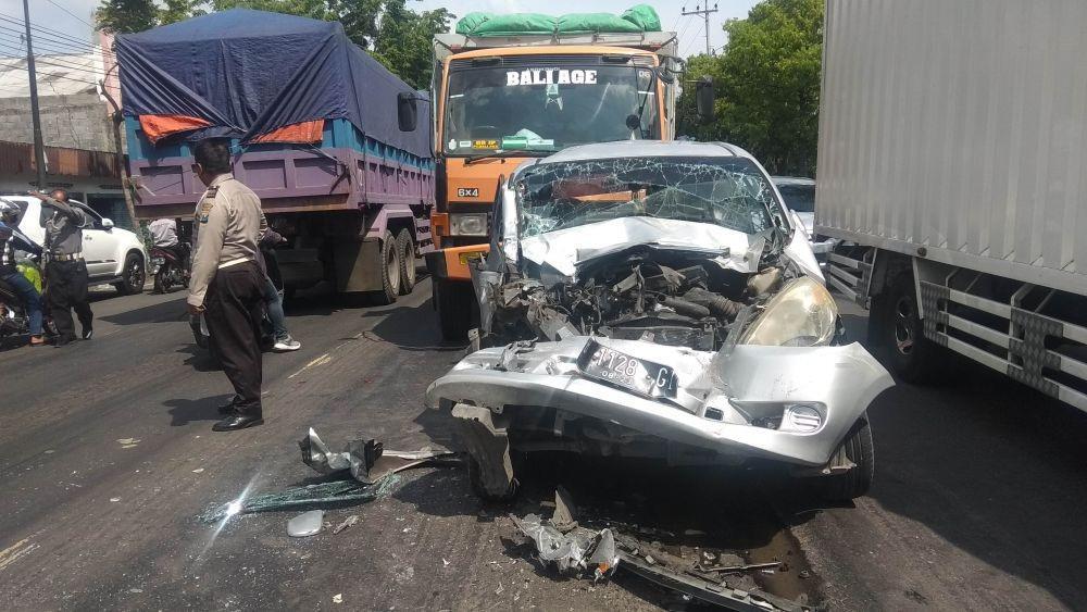 Petugas Satlantas Polres Lamongan tengah mengatur arus lalu lintas. IDN Times/Imron