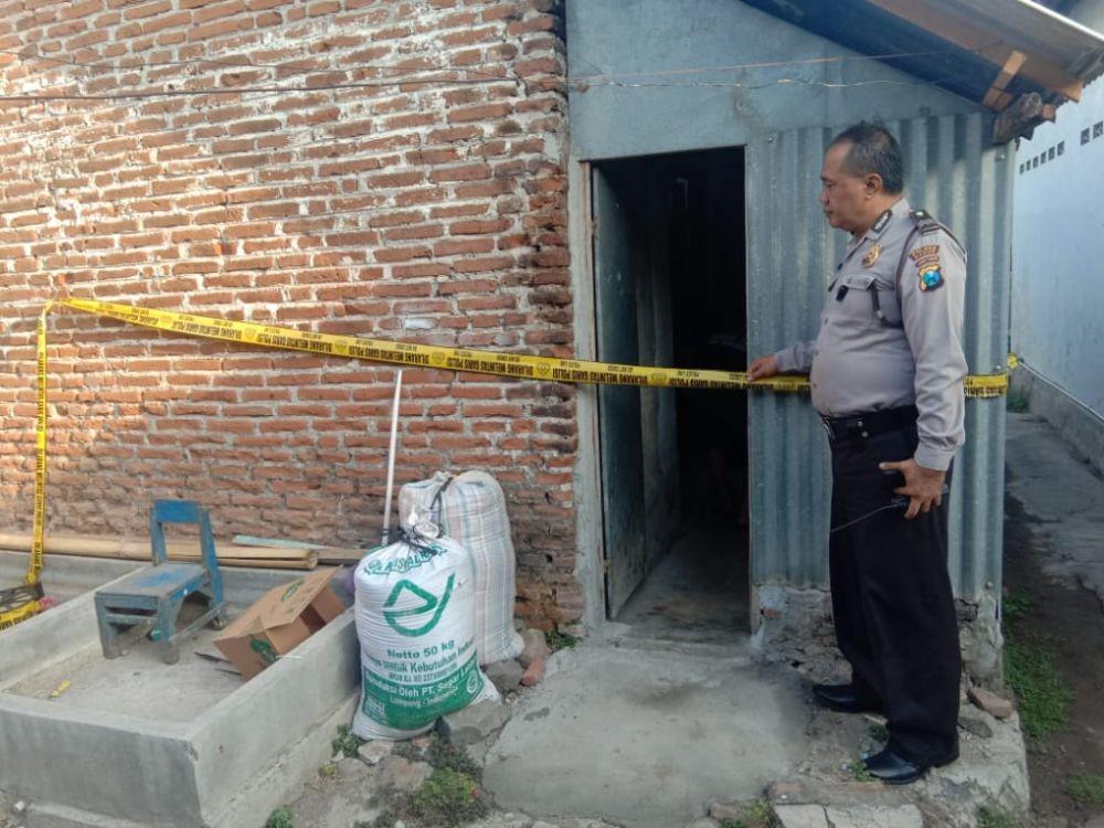 Petugas Polsek Mejayan memasang garis pembatas di luar kamar mandi yang menjadi lokasi persalinan oleh siswi SMK di Madiun. Dok.IDN Times/Istimewa