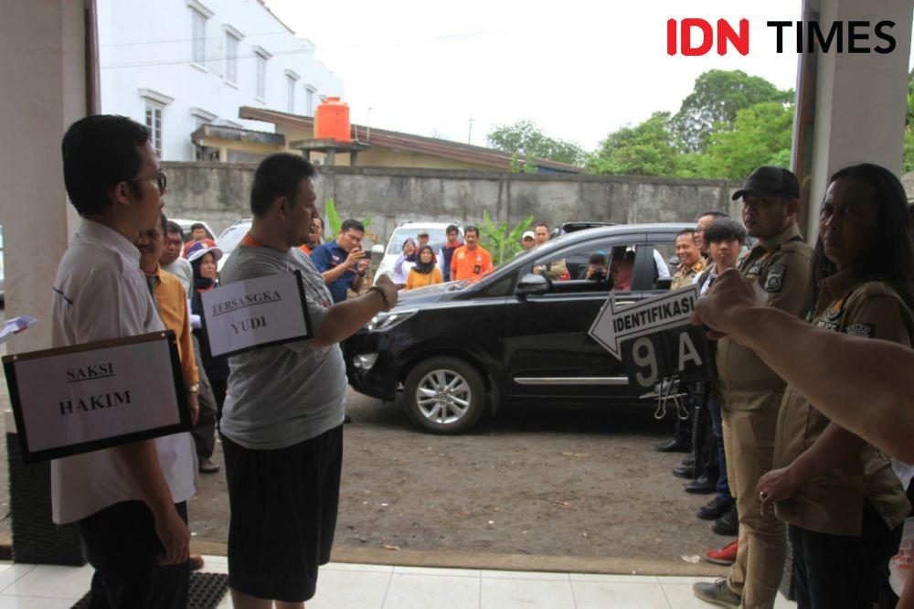 Rekontruksi ditempat kerja korban (IDN Times/Rangga Erfizal)