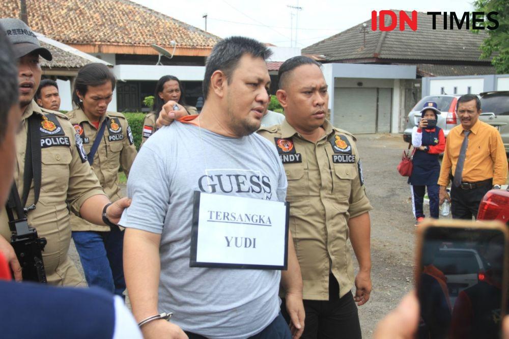 Tersangka Yudi Tama saat menjalani proses rekonstruksi (IDN Times/Rangga Erfizal)