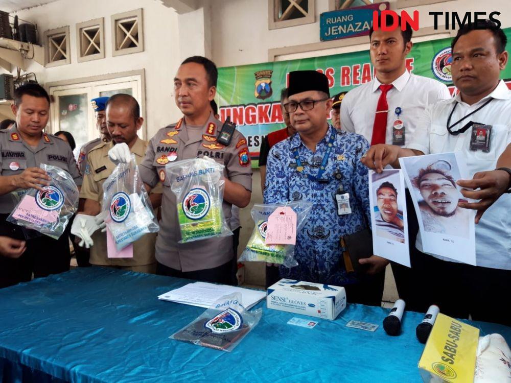 Polisi menunjukkan barang bukti sabu-sabu yang disita dari tangan dua pengedar, Senin (2/12). IDN Times/Fitria Madia
