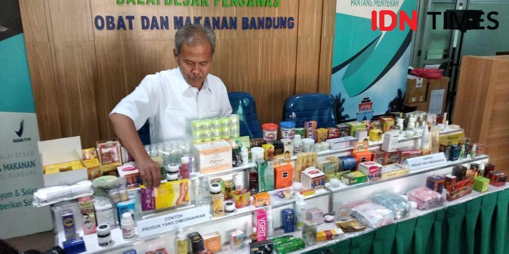 BBPOM Kota Bandung memusnahkan produk ilegal yang dihimpun selama 2019. (IDN Times/Galih Persiana)