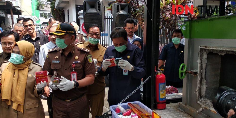BBPOM Kota Bandung memusnahkan produk ilegal yang dihimpun selama 2019. (IDN Times/Galih Persiana)