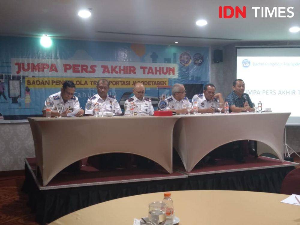 Jumpa Pers Akhir Tahun Badan Pengelola Transportasi Kementerian Perhubungan, di Pecenongan, Jakarta Pusat, Senin (02/11). Kepala Badan Pengelola Transportasi Jabodetabek - Bambang Prihartono, Sekretariat Badan Pengelola Transportasi Jabodetabek - Hindro Surahmat, Direktur Angkutan - Ara Mulyana, Direktur Lalulintas - Karo Manik, Djoko Setijowarno - Pengamat Transportasi, Direktur Prasaran - Edi Nursalam (IDN Times/Lia Hutasoit)