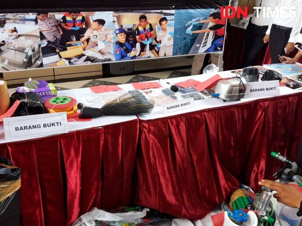 Konferensi pers ungkap kasus illegal fishing di Ditreskrimsus Polda Jatim, Senin (2/12). IDN Times/Ardiansyah Fajar