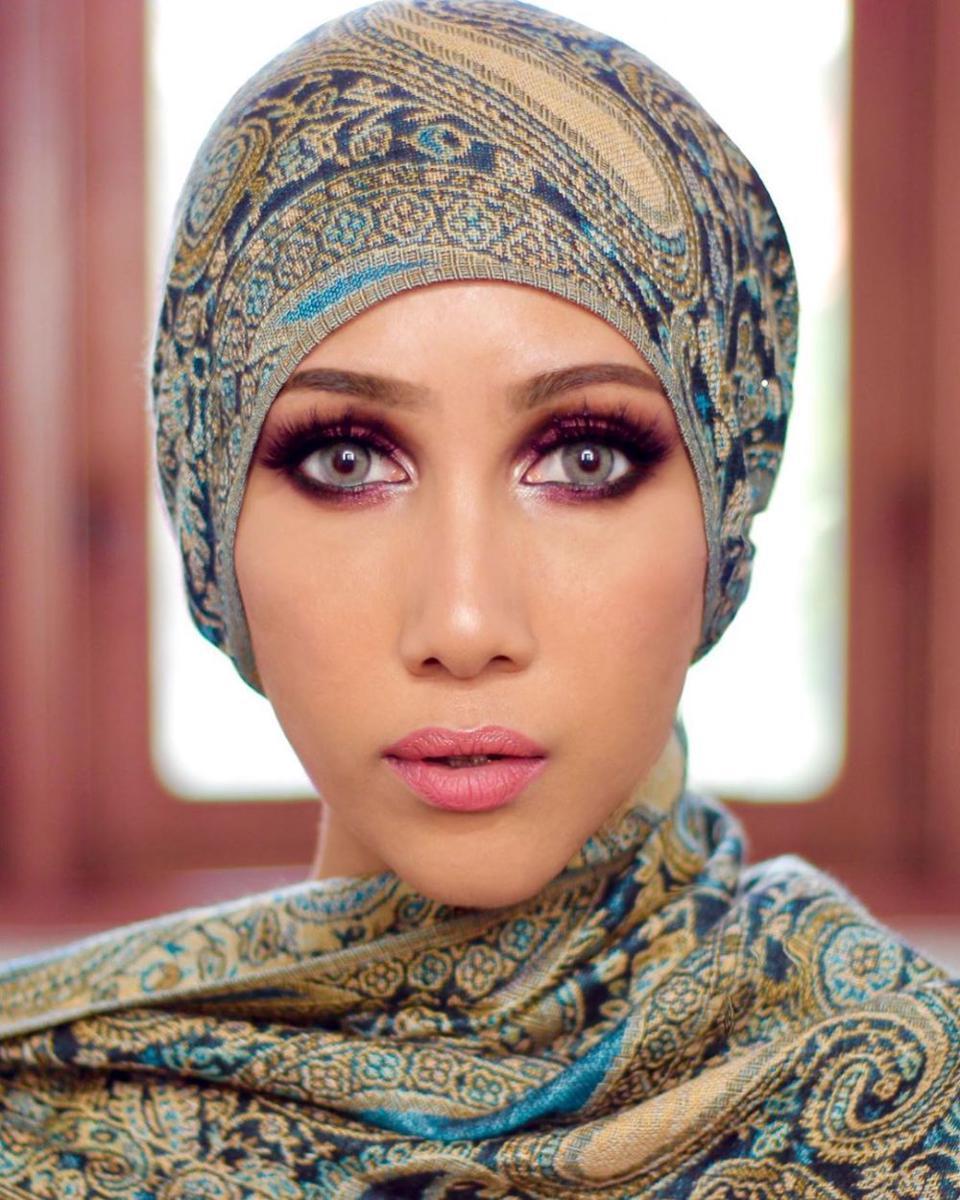 11 Inspirasi Makeup Mata Anti-mainstream ala Suhay Salim, Kece Abis!
