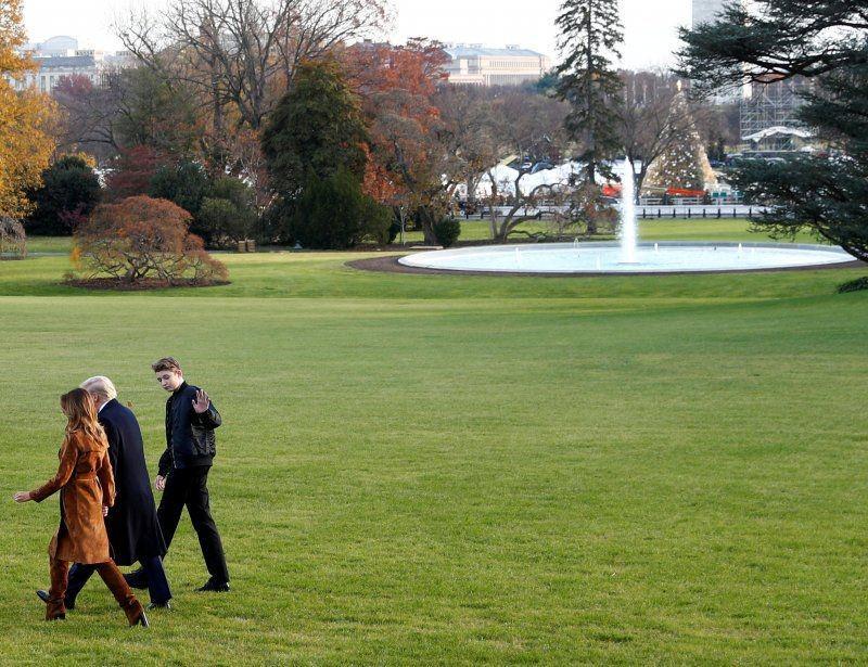 Barron Trump, putra Presiden Amerika Serikat Donald Trump dan Ibu Negara Melania Trump, berjalan disamping orangtuanya dari Ruang Oval menuju Marine One di Halaman Selatan Gedung Putih di Washington, Amerika Serikat, pada 26 November 2019. ANTARA FOTO/REUTERS/Tom Brenner