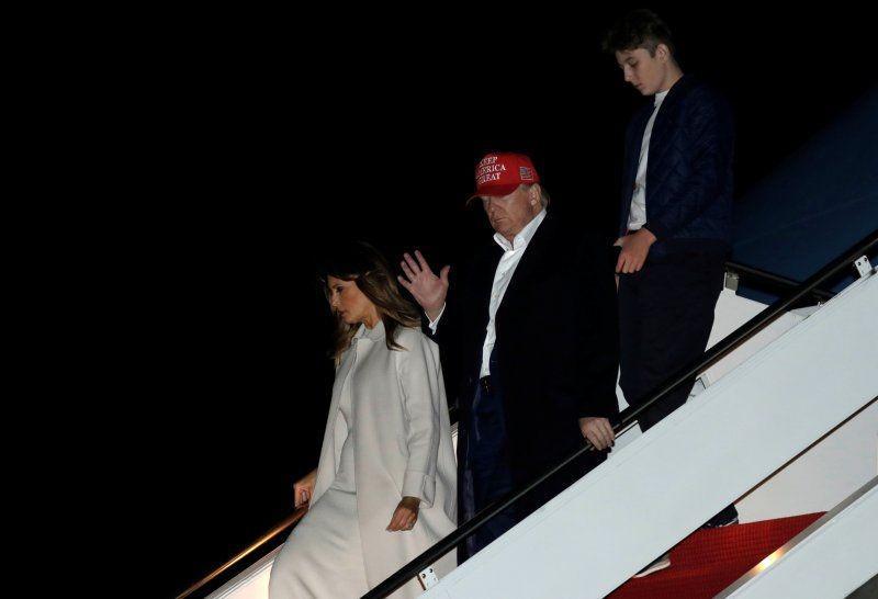 Donald Trump dan Melania Trump dan putra mereka Barron menuruni tangga pesawat Air Force One saat tiba di Pangkalan Udara Andrews usai liburan Thanksgiving, di Maryland, Amerika Serikat, pada 1 Desember 2019. ANTARA FOTO/REUTERS/Yuri Gripas