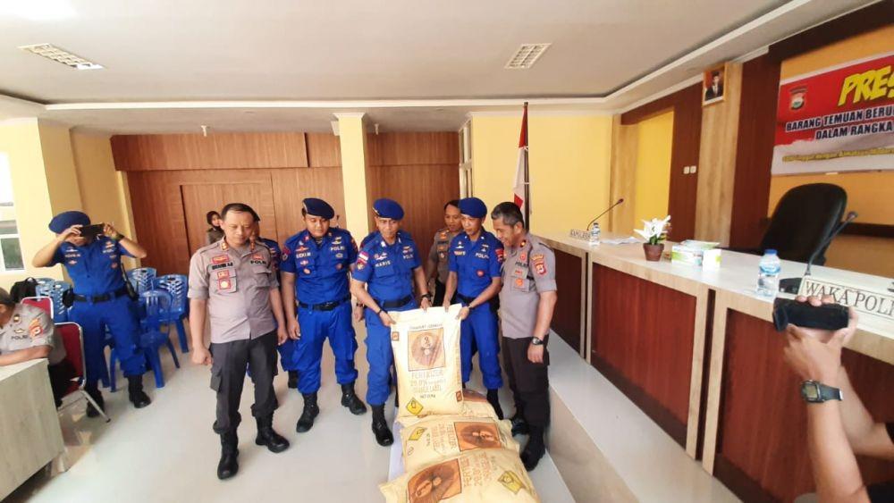 Ekspos hasil tangkapan bahan peledak di Mako Polres Pangkep, Selasa (3/12) / Istimewa