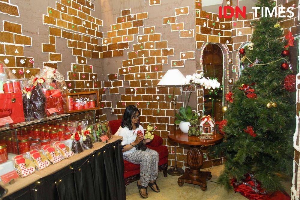 Foto suasana di dalam rumah jahe raksasa yang berada di area lobi Shangri-La Hotel Surabaya selama Desember (2 Desember 2019). IDN Times/Reza Iqbal