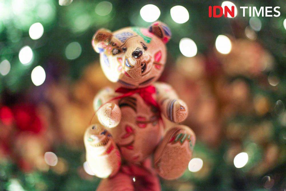 Foto boneka beruang berbalut kain batik buatan Bellasima yang dijual dalam rangka penggalangan dana di Shangrila Hotel Surabaya selama Natal (2 Desember 2019). IDN Times/Reza Iqbal