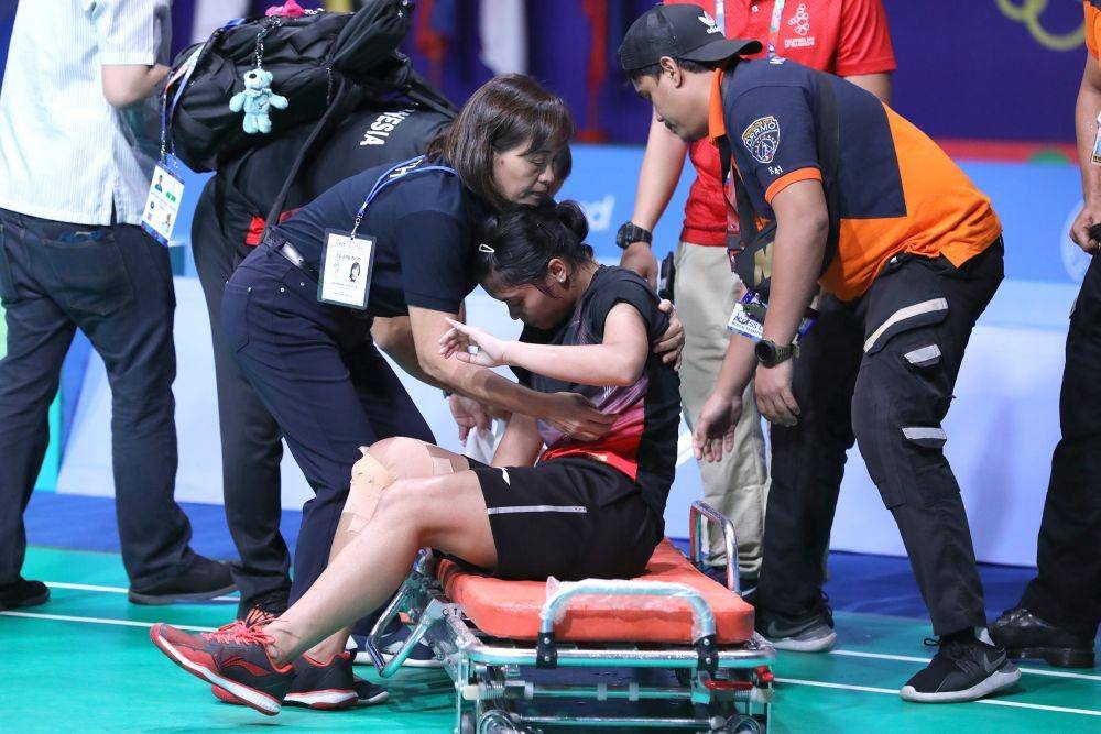 Cidera, Gregoria Mariska Tunjung mendapat perawatan medis ketika menjalani babak final beregu putri SEA Games 2019 Filipina (IDN Times/PBSI)