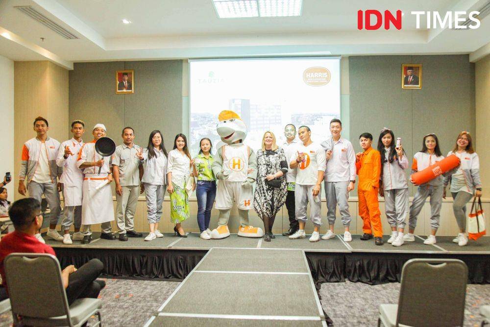 General Manager Harris Hotel & Conventions Bundaran Satelit, Virginie Tutin Sandstrom saat mengenalkan seragam terbaru dari Harris Hotel (3 Desember 2019). IDN Times/Reza Iqbal