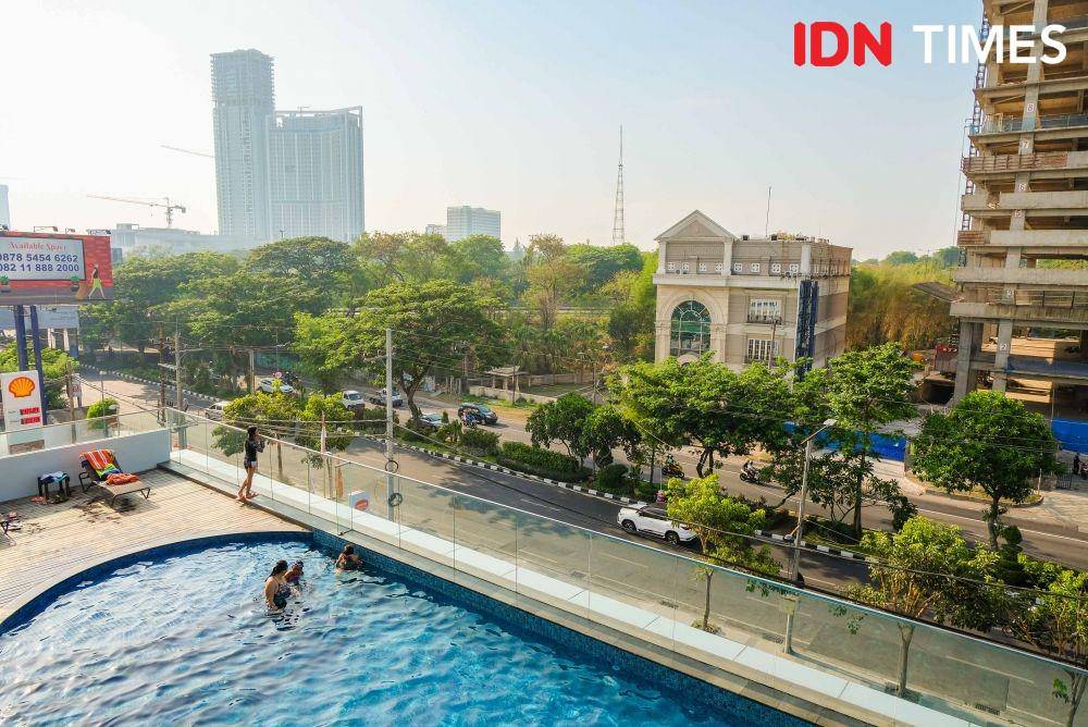 Suasana kolam renang di Harris Bundaran Satelit. IDN Times/Reza Iqbal