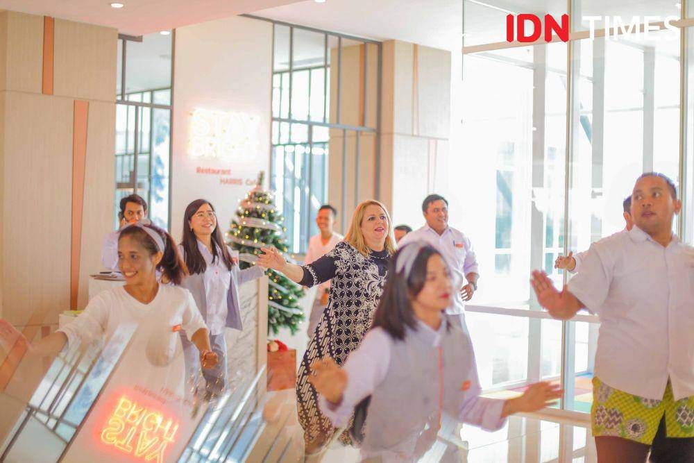 General Manager Harris Hotel & Conventions Bundaran Satelit, Virginie Tutin Sandstrom saat melakukan Harris Move (3 Desember 2019). IDN Times/Reza Iqbal