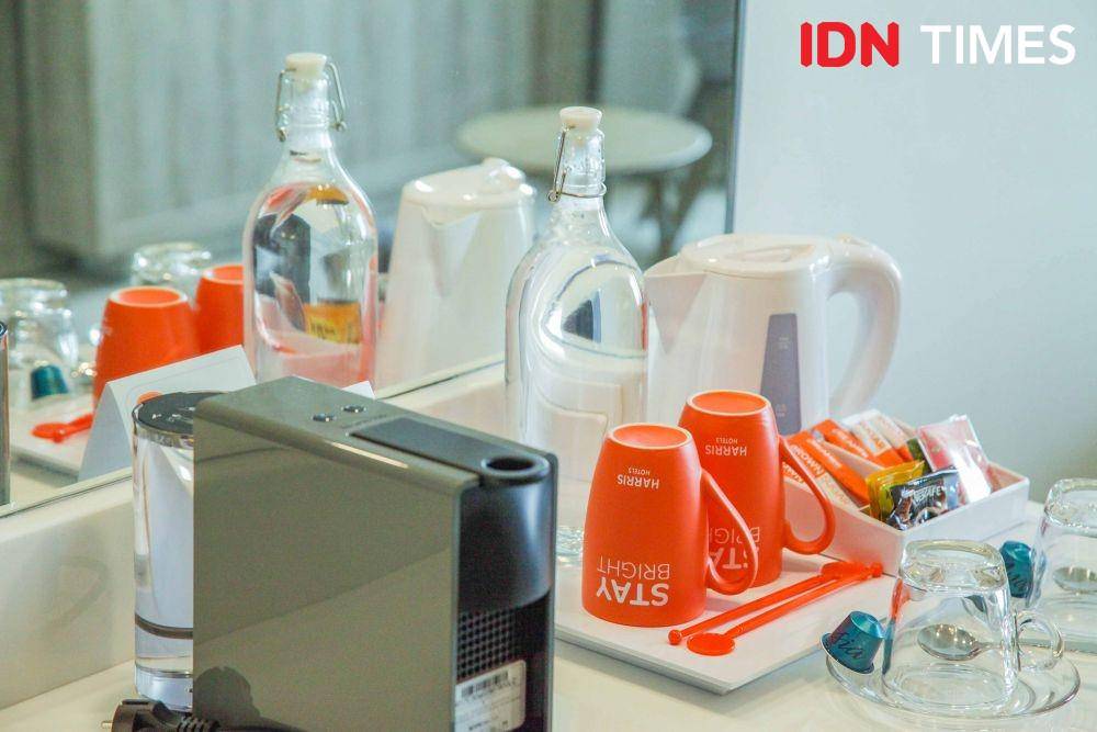 Amenities Harris Bundaran Satelit yang menyediakan air RO dalam botol kaca. IDN Times/Reza Iqbal