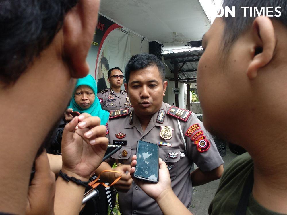 Kasatlantas Polres Sleman saat memberikan keterangan terkait insiden kecelakaan antara Trans Jogja dan Pengendara Motor pada Selasa (3/12).  IDN Times/Siti Umaiyah