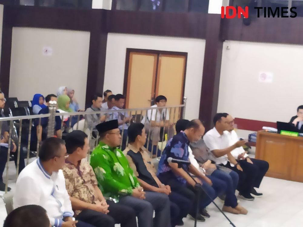 Sidang kasus pemberian Fee proyek pengerjaan infrastruktur Muara Enim berlangsung hingga malam hari (IDN Times/Rangga Erfizal)
