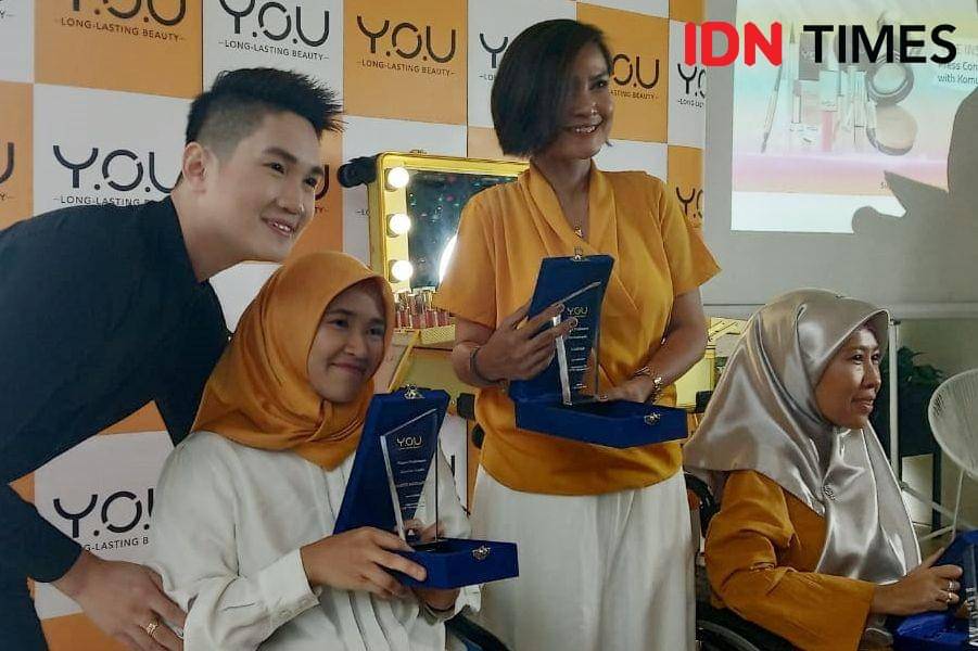 Maisty mendapatkan plakat dari Y.O.U dalam acara The Inspirational YOU di Hong Kong Cafe. 3 Desember 2019. IDN Times/Febriyanti Revitasari