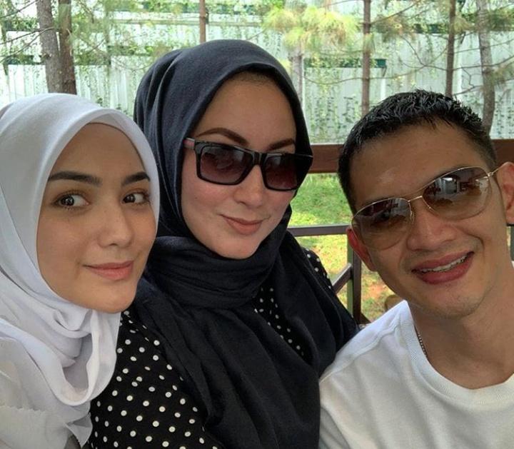 10 Potret Kedekatan Citra Kirana & Kakak Sulungnya, Fitri
