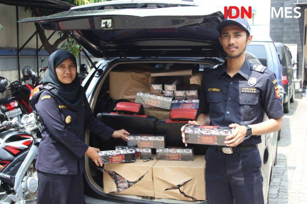 Ilustrasi Bea Cukai Kudus berhasil mengamankan satu unit kendaraan dan dua pelaku pembawa rokok ilegal. Keduanya ditangkap di Jalan Kudus – Semarang pada 2 Desember 2019 kemarin. Dok. Bea Cukai Kudus