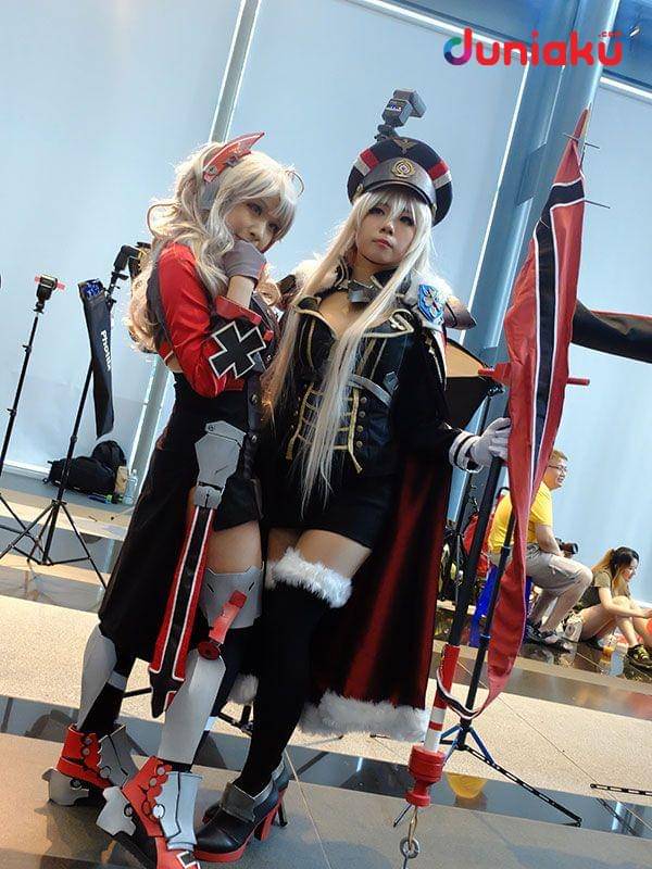 Dua cosplayer yang menampilkan karakter Prinz Eugen (kiri) dan Bismarck (kanan) dari seri Azur Lane. duniaku.com/Elvira Maris Chandra