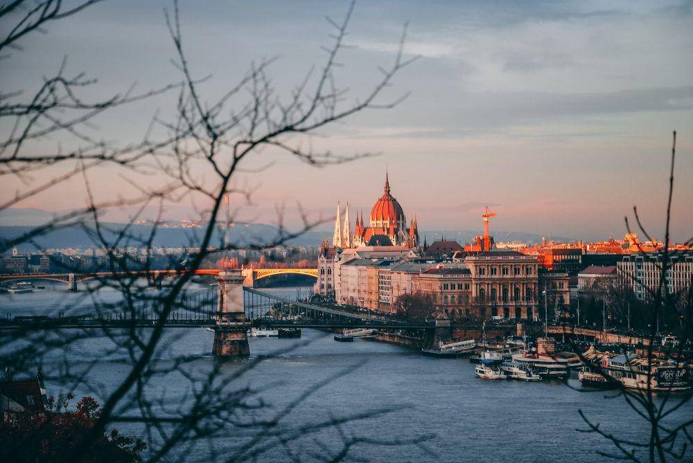 Hungaria (unsplash.com/Dan Novac)