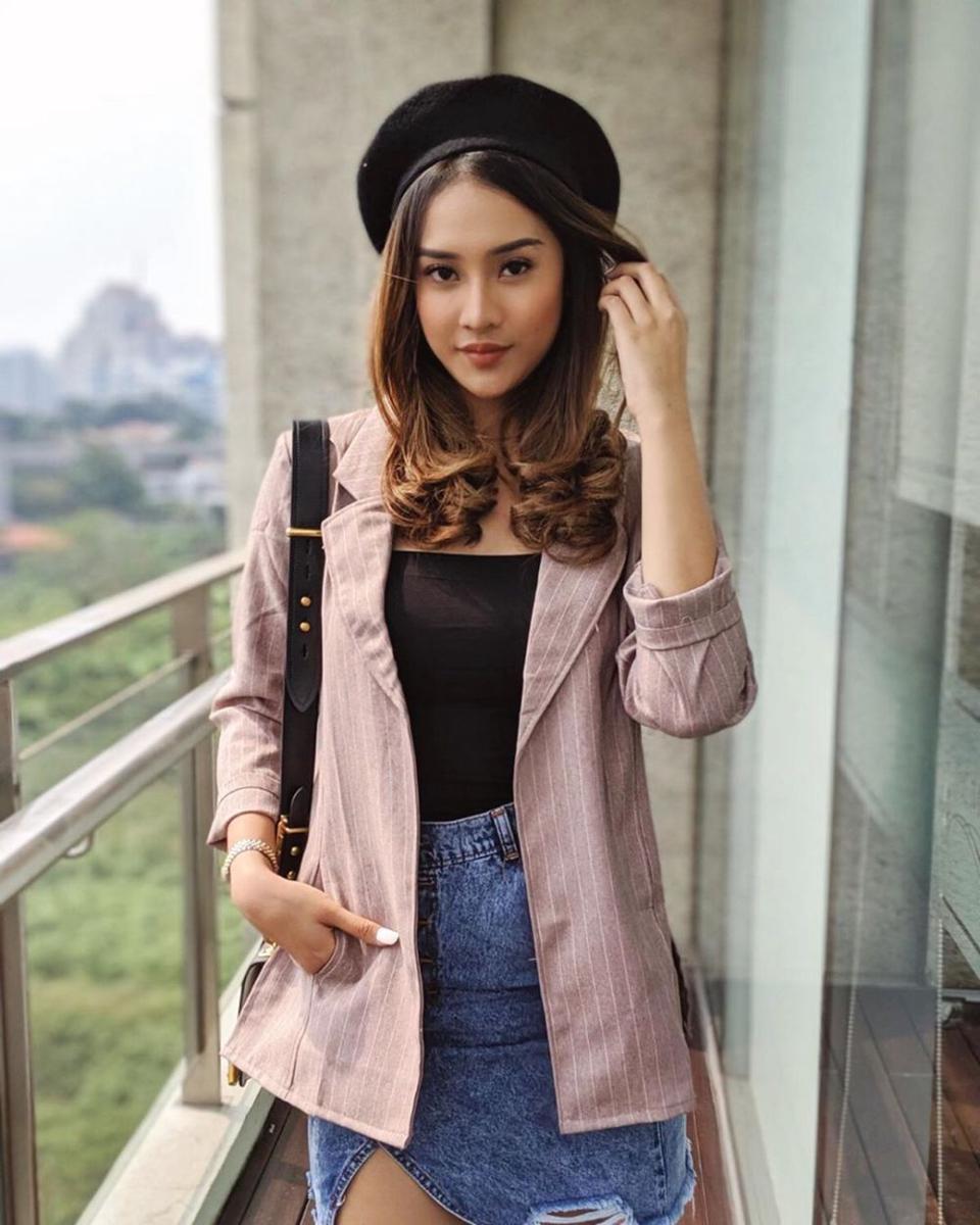 10 Gaya Casual ala Anya Geraldine, Saatnya Curi Perhatian!