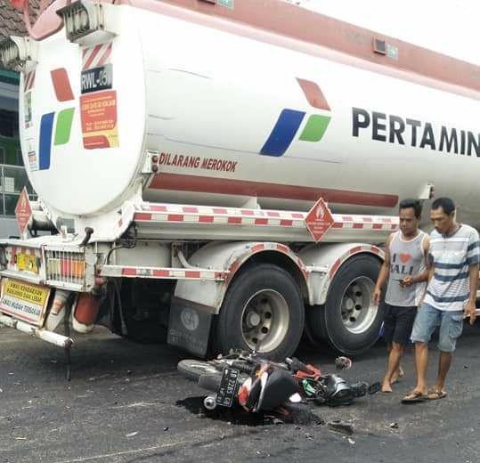 Truk tangki bbm tabrak pengendara hingga tewas. Facebook/Fajhar Subekti