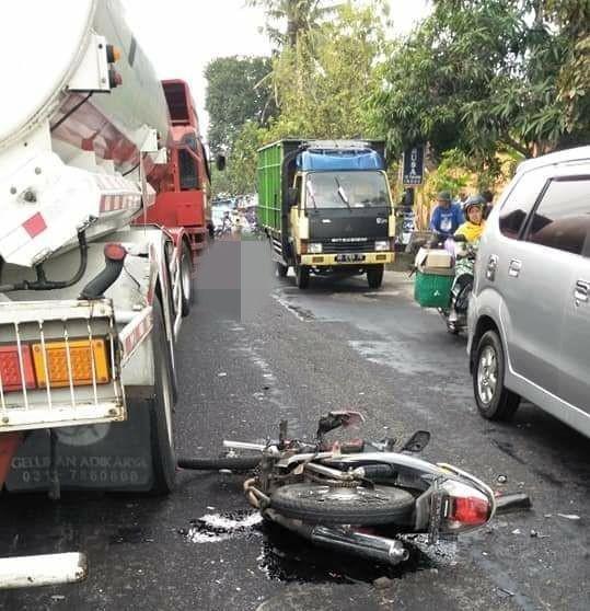Truk tangki bbm tabrak pengendara sepeda motor hingga tewas. Facebook/Fajhar Subekti
