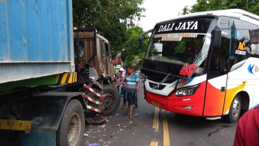 Bus dan truk petikemas terlibat kecelakaaan di jalur Nasional Surabaya-Semarang. IDN Times/Imron