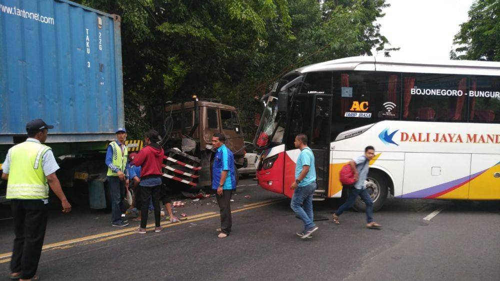 Bus dan truk petikemas terlibat kecelakaaan di jalur Nasional Surabaya-Semarang. IDN Times/Imron