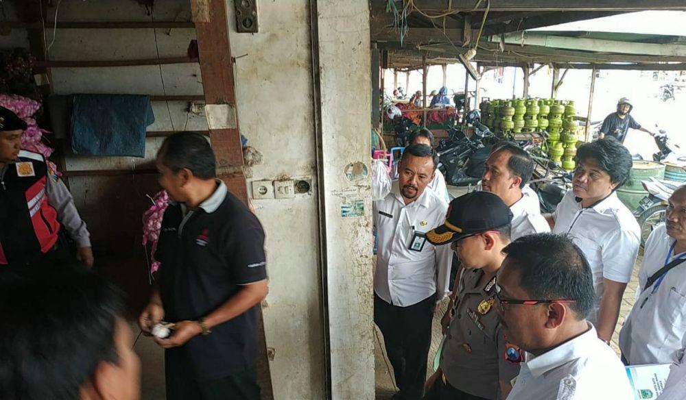 Petugas melakukan sidak untuk melihat persiapan jelang Natal dan Tahun Baru. IDN Times/ Alfi Ramadana