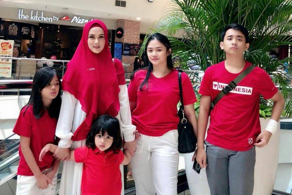 10 Potret Kedekatan Mulan Jameela dan Keempat Anaknya, Manis Banget!