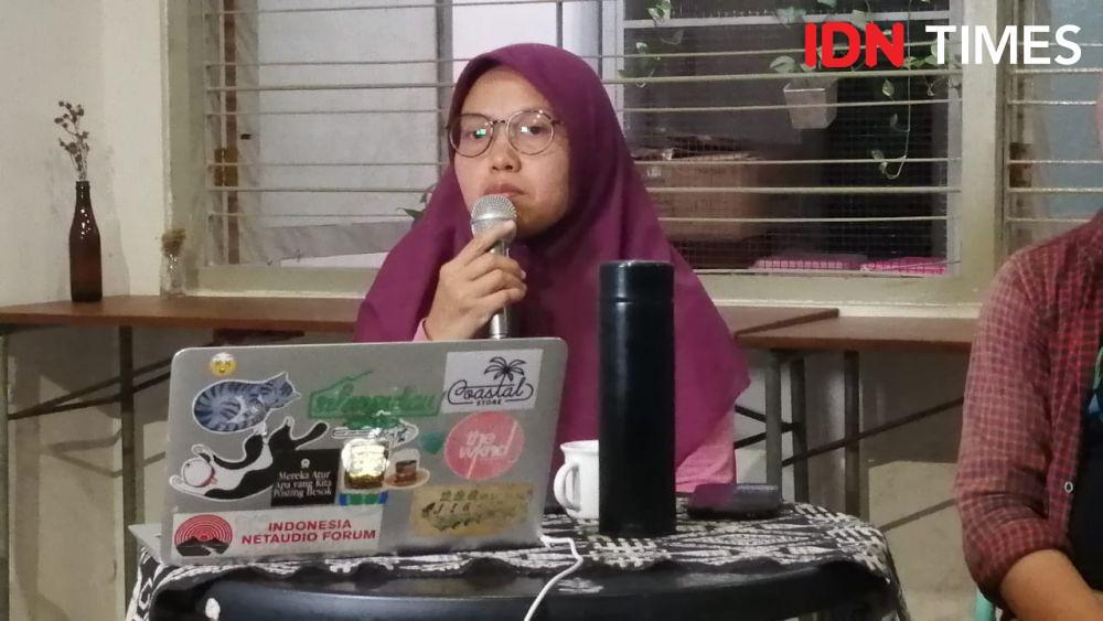 Yuli Riswati saat melakukan konferensi pers di kantor AJI Surabaya, Selasa (3/12). (IDN Times/Fitria Madia)