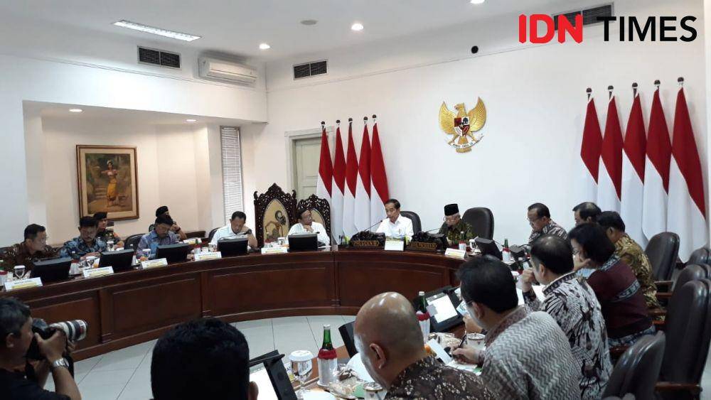 Presiden Jokowi dan Wakil Presiden Ma'ruf Amin memimpin rapat terbatas di Kantor Presiden, Jakarta Pusat, Rabu 4 Desember 2019. (IDN Times/Teatrika Handiko Putri)