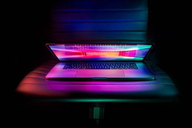 Ilustrasi sebuah laptop. unsplash.com/Ash Edmonds