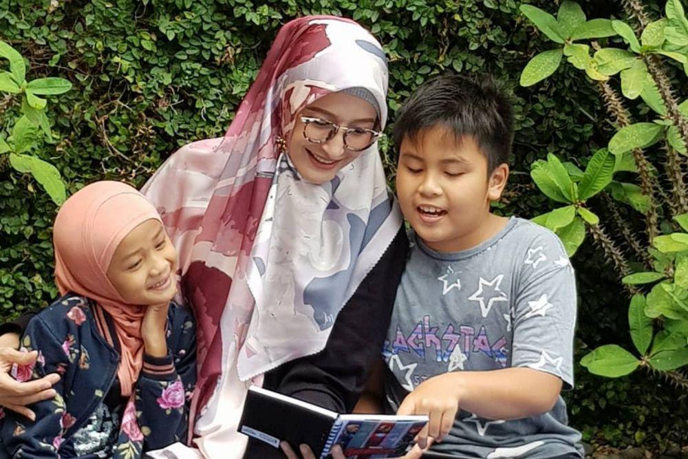 10 Potret Inneke Koesherawati Ngurus Anak tanpa Suami, Tetap Tegar!