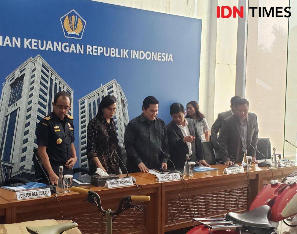 Menteri Keuangan Sri Mulyani dan Menteri BUMN Erick Thohir meninjau Harley Davidson dan Sepeda Brompton Ilegal (IDN Times/Hana Adi Perdana)