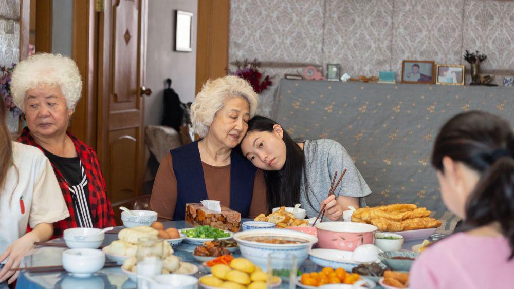 5 Alasan Film 'The Farewell' Wajib Masuk ke Daftar Tontonmu