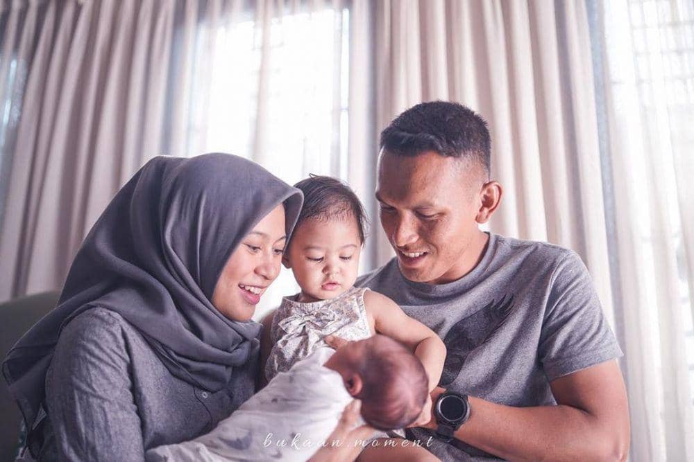9 Potret Terbaru Jian Batari Asuh Kedua Anaknya